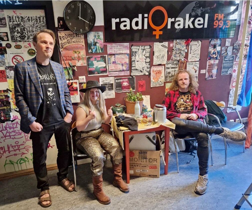 Artist photo article radio